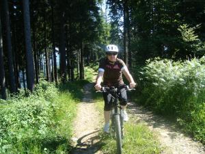 eine Person, die auf einer Strecke Fahrrad fährt in der Unterkunft Gasthof Krone in Luthern