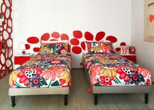 A seating area at Appartamento Rosso a Milano, vicino allo IEO