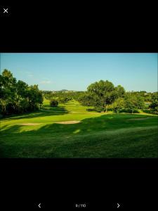 Blick auf einen Golfplatz mit Grün in der Unterkunft Marco simone golf club in Marco Simone
