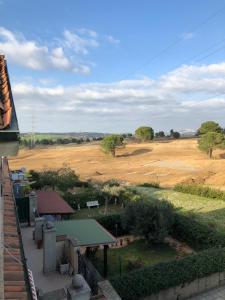 Blick auf ein Feld von einem Dach eines Hauses in der Unterkunft Marco simone golf club in Marco Simone
