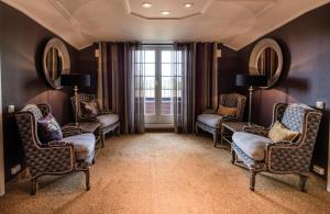 赫訥福斯的住宿－克拉肯酒店，一间设有椅子和镜子的等候室和一个窗口