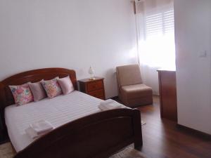1 dormitorio con 1 cama y 1 silla en Casa Do Prado, en Macedo de Cavaleiros
