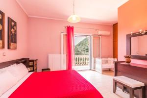 una camera con un letto rosso e una grande finestra di The Olive Grove Cottage by Konnect - 2,5km from Ipsos a Ipsos