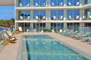 Bazén v ubytování INNSiDE by Meliá Calviá Beach nebo v jeho okolí