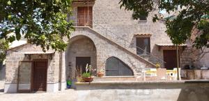 ソレントにあるDOMINO HOUSE - Il Casaleの階段付きの石造りの建物