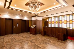 um átrio com uma área de espera com um lustre em Hotel Wing International Tokyo Akabane em Tóquio
