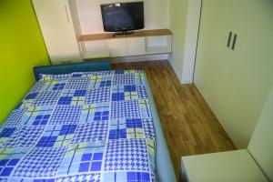 Säng eller sängar i ett rum på Puzzle Apartment