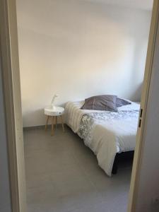 リル・シュル・ラ・ソルギュにあるVivaldiのベッドルーム1室(ベッド1台、サイドテーブル付)