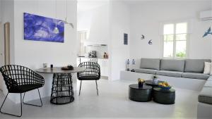 A seating area at 30villa Rd