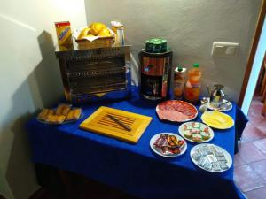 una mesa azul con comida encima en El interior de Gaia, en Arriondas