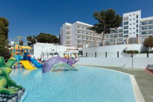 Bazén v ubytování ILUNION Palmanova Mallorca nebo v jeho okolí