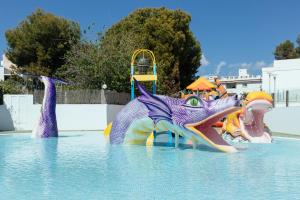 un parque acuático con un dragón púrpura en el agua en Aluasun Torrenova en Palmanova