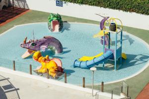 een waterpark met verschillende soorten glijbanen bij Aluasun Torrenova in Palmanova