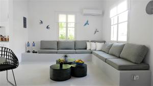 A seating area at 30villa Rd
