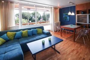 un soggiorno con divano blu e tavolo di Sunny Garden a Opatija