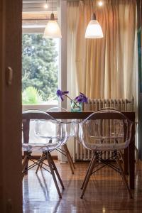 due sedie e un tavolo in una stanza con finestra di Sunny Garden a Opatija