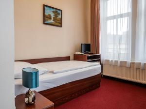 Ένα ή περισσότερα κρεβάτια σε δωμάτιο στο Hotel Olympia Česká Lípa