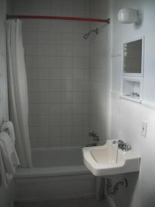 a bathroom with a sink and a bath tub and a sink at Motel Seal Rock in Perce