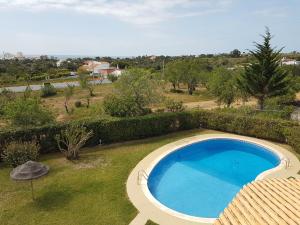 an overhead view of a swimming pool in a yard at Vila Caixinha in Armação de Pêra