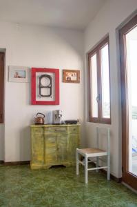 Zimmer mit Holzkommode und Stuhl in der Unterkunft Occhj a Mari in Santa Teresa Gallura