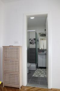 y baño con aseo, lavabo y espejo. en Apartman Studio 2, en Brčko