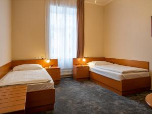 Ένα ή περισσότερα κρεβάτια σε δωμάτιο στο Hotel Olympia Česká Lípa
