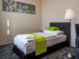 Ένα ή περισσότερα κρεβάτια σε δωμάτιο στο Hotel Olympia Česká Lípa