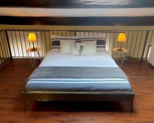 カンヌにあるBright Loftのベッドルーム1室(大型ベッド1台、ランプ2つ付)