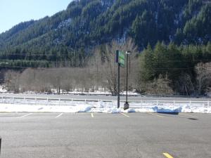 ein Parkplatz mit Schild vor einem Berg in der Unterkunft Seasons Motel in Morton