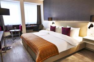 Postel nebo postele na pokoji v ubytování Steigenberger Hotel Köln