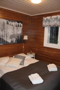 A bed or beds in a room at Loma-Vietonen Holiday Village