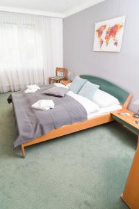 1 dormitorio con 1 cama grande en una habitación en Szene Wien Apartment, en Viena