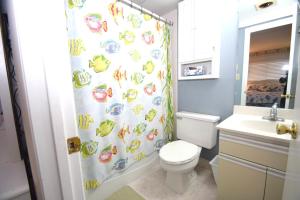 オーシャンシティにあるHarbour Island 302Lのトイレとシャワーカーテン付きのバスルーム +10枚の写真