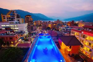 una grande piscina in una città con edifici di Bodhi Suites Boutique Hotel and Spa a Pokhara