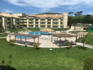 Nossa Senhora das Dores的住宿－Aldeia das Águas Barrakana flats，享有带游泳池的度假村的空中景致
