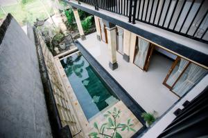 an overhead view of a swimming pool on a building at Villa Casa Lokke in Ubud