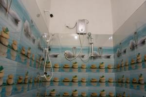 Bathroom sa Eagle Resort Arugambay