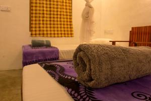 Кровать или кровати в номере Eagle Resort Arugambay