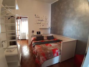 - une chambre avec un lit dans l'établissement Terrazza, à Manarola