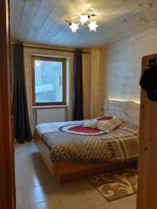 una camera da letto con letto in una camera in legno di Casa ai Ross a Valdisotto