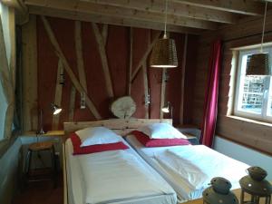 1 dormitorio con 2 camas en una habitación en Arrest-en-Baie, en Arrest