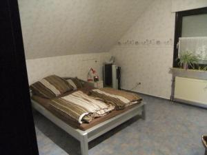 a bedroom with a bed in a room at Ferienwohnung Ludwig in Karlstadt