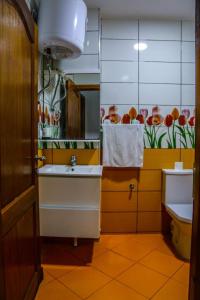 a bathroom with a sink and a mirror at Belle escale in Oujda