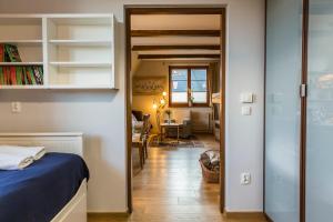 sypialnia z łóżkiem i salonem w obiekcie Apartment Tiffany w mieście Nowe Bystre