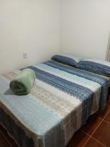 two twin beds sitting next to each other in a room at Hospedagem Céu Azul in Cachoeira Paulista