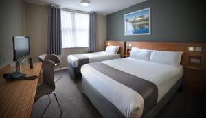 Postel nebo postele na pokoji v ubytování Travelodge Plus Galway + 18 fotografií