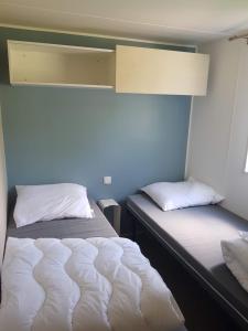 Postel nebo postele na pokoji v ubytování Boscamping Appelscha