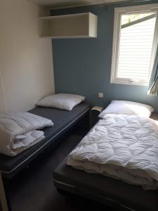 Postel nebo postele na pokoji v ubytování Boscamping Appelscha