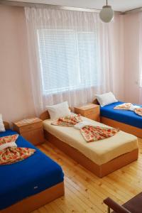 En eller flere senge i et værelse på Velkovski Guest House