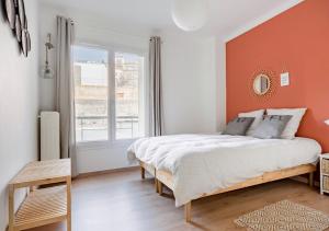 マルセイユにあるSerenity Escape Marseille - T4 Vieux Portのベッドルーム1室(オレンジ色の壁の大型ベッド1台付)